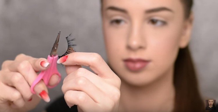 The do's and do not's for wearing false lashes.