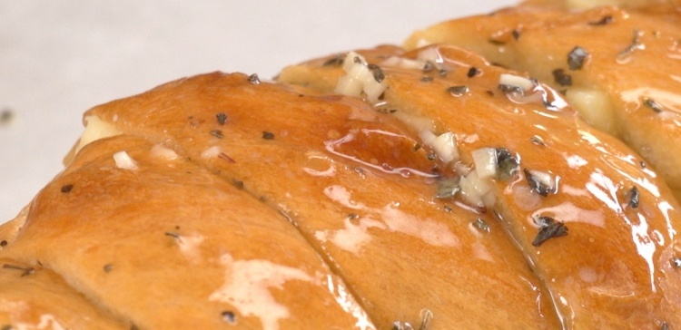 close-up-hasselback-garlic-cheesy-bread