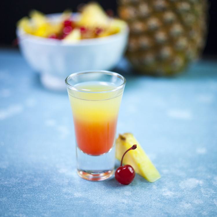 Ananas Upside-Down Cake Shot Nahaufnahme Ananas im Hintergrund