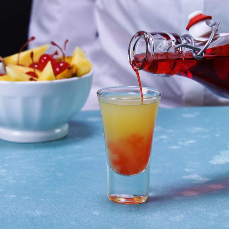 Ananas-Upside-Down-Kuchen Shot mit Grenadine