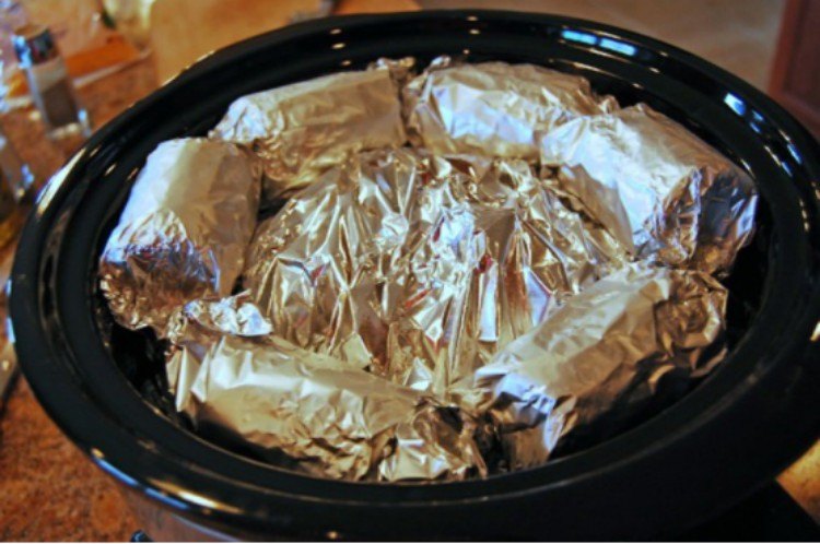 https://tiphero.info/wp-content/uploads/2017/05/foil-in-crock-pot.jpg