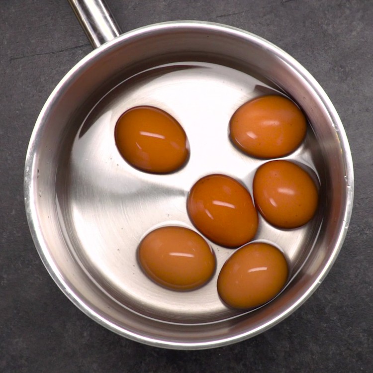 This life-changing tip makes peeling a bunch of boiled eggs eggstraordinarily easy.