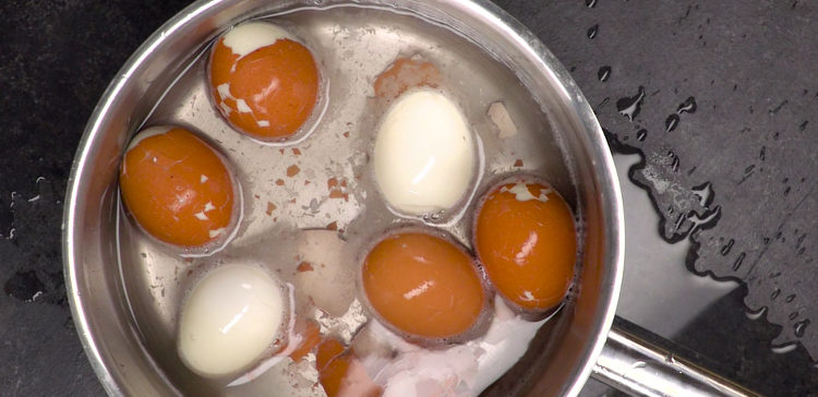 This life-changing tip makes peeling a bunch of boiled eggs eggstraordinarily easy.