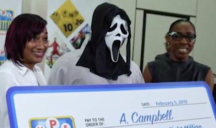Frugtgrøntsager midtergang elite Lottery Winner Claims Prize While Wearing a 'Scream' Mask to Protect His  Identity