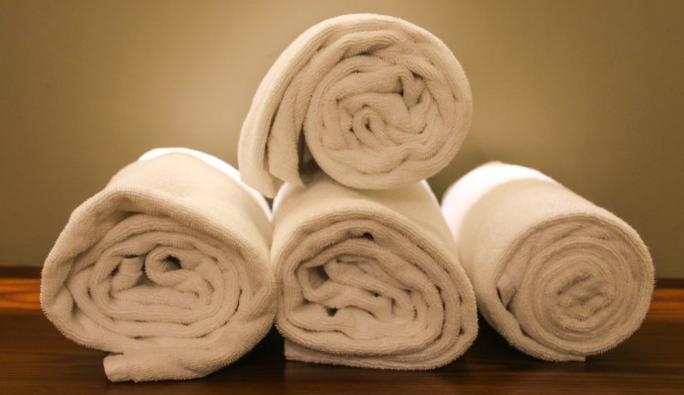 https://tiphero.info/wp-content/uploads/2019/03/rolled-white-towels.jpg