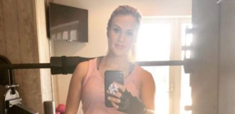 Image of Carrie Underwood taking a selfie at the gym