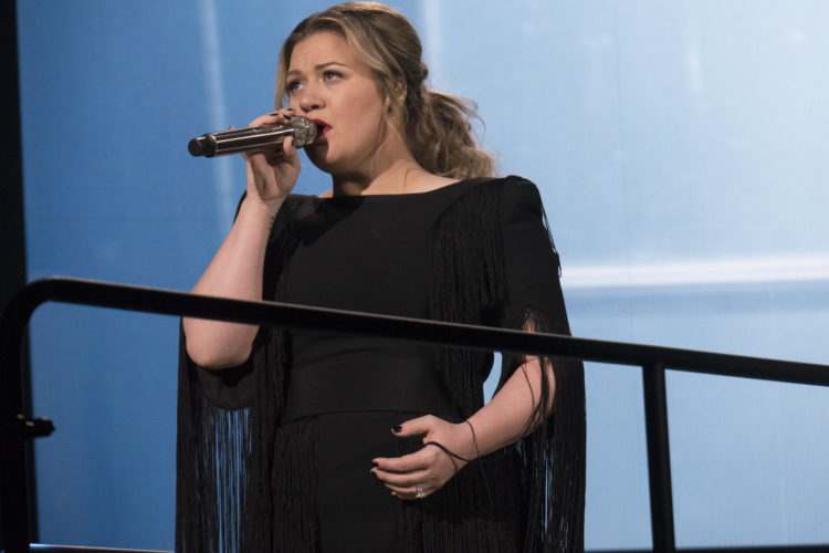 Image of Kelly Clarkson on stage