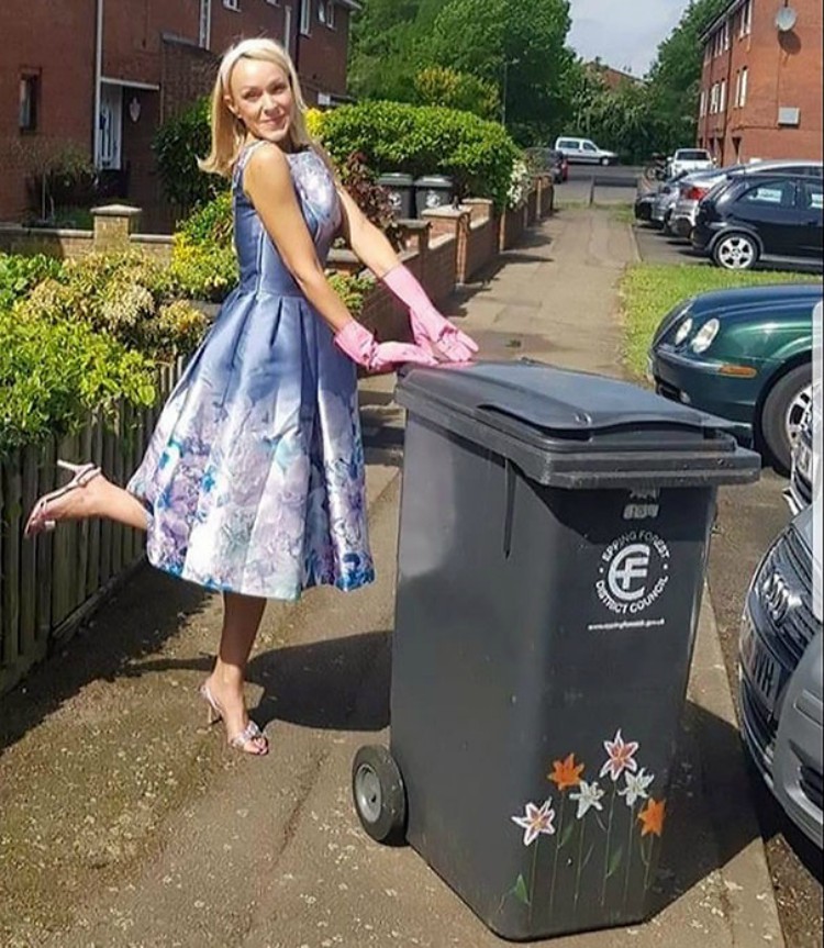 Woman Dresses Up to Take Out the Trash To Amuse Her Neighbors and Here Are 13 of Her Best LooksWoman Dresses Up to Take Out the Trash To Amuse Her Neighbors and Here Are 13 of Her Best Looks