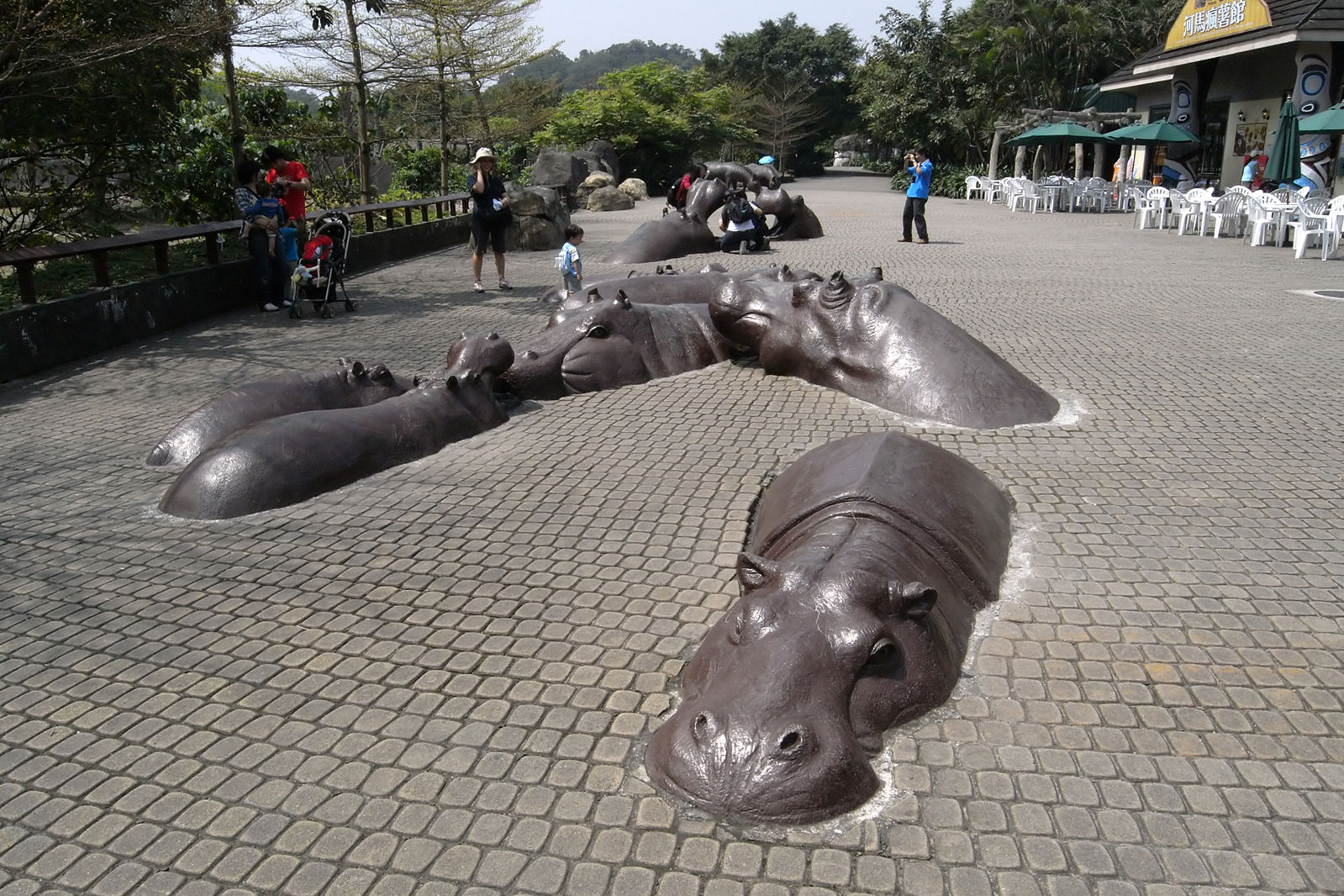 1599px-Hippo_sculpture_Taipei_Zoo_20543