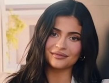 Kylie Jenner and Kendall are being called out for taking a private jet to  'meet for - PopBuzz